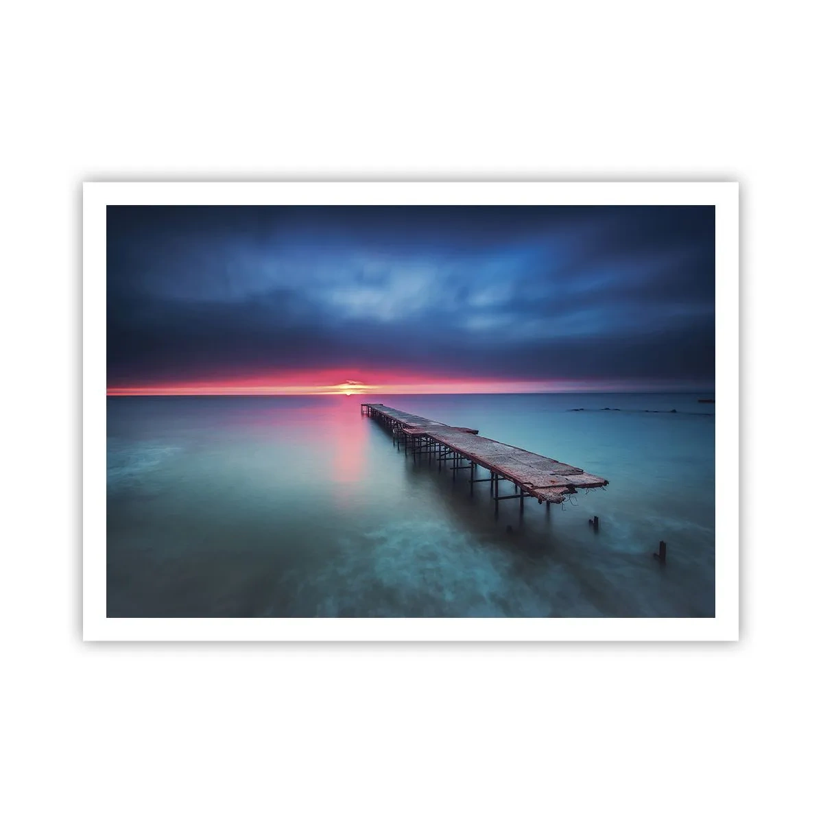 Poster - Ein Holzsteg, der bei Sonnenuntergang direkt aufs Meer hinausführt - 100x70cm - Zwischen Himmel und Erde - Moderne Wanddekoration für Wohnzimmer und Schlafzimmer ARTTOR