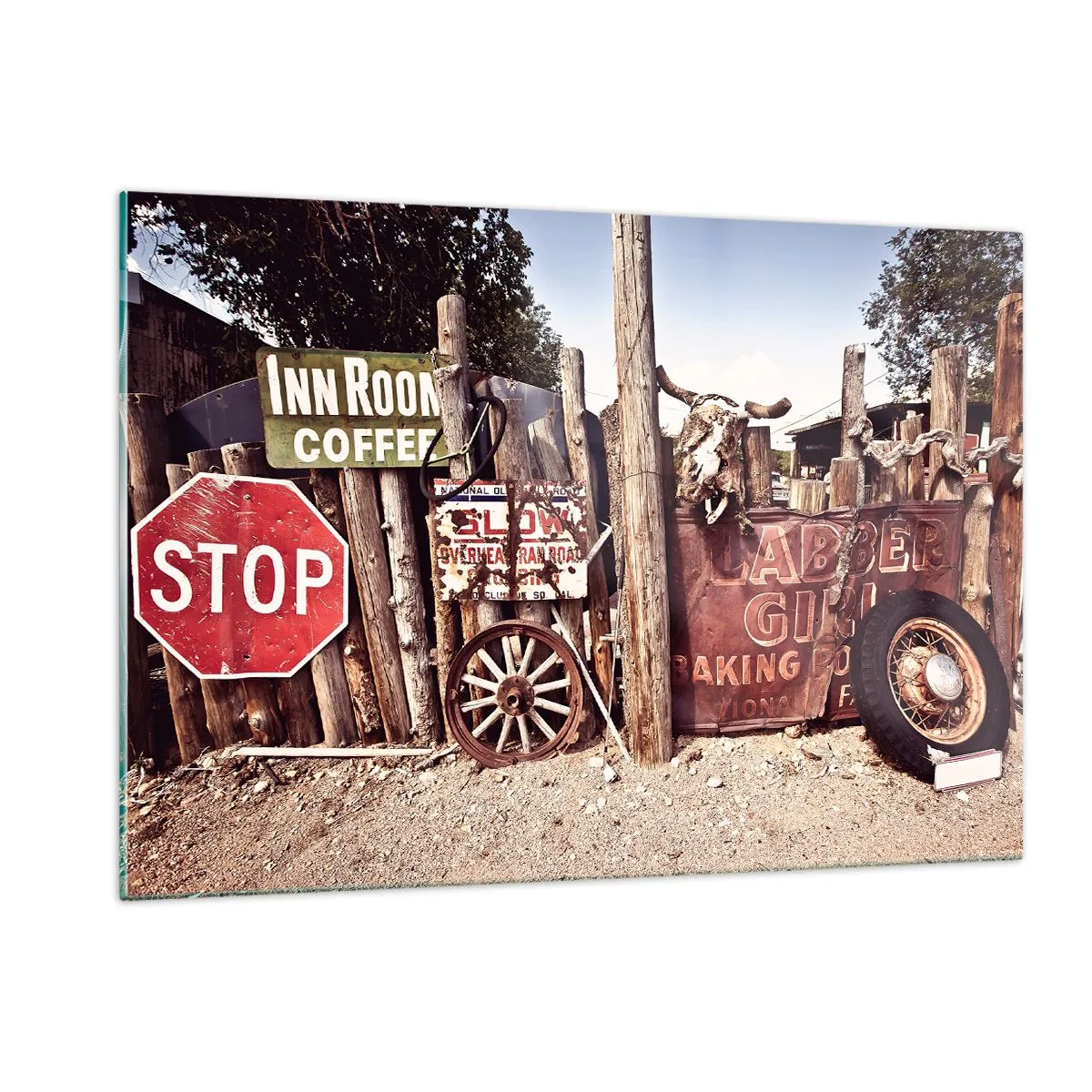 Glasbild - Bild auf glas - Holzzaun mit Vintage-Schildern und Rädern - 120x80cm - Und die Zeit ist stehen geblieben - Moderne Wanddekoration für Wohnzimmer und Schlafzimmer ARTTOR