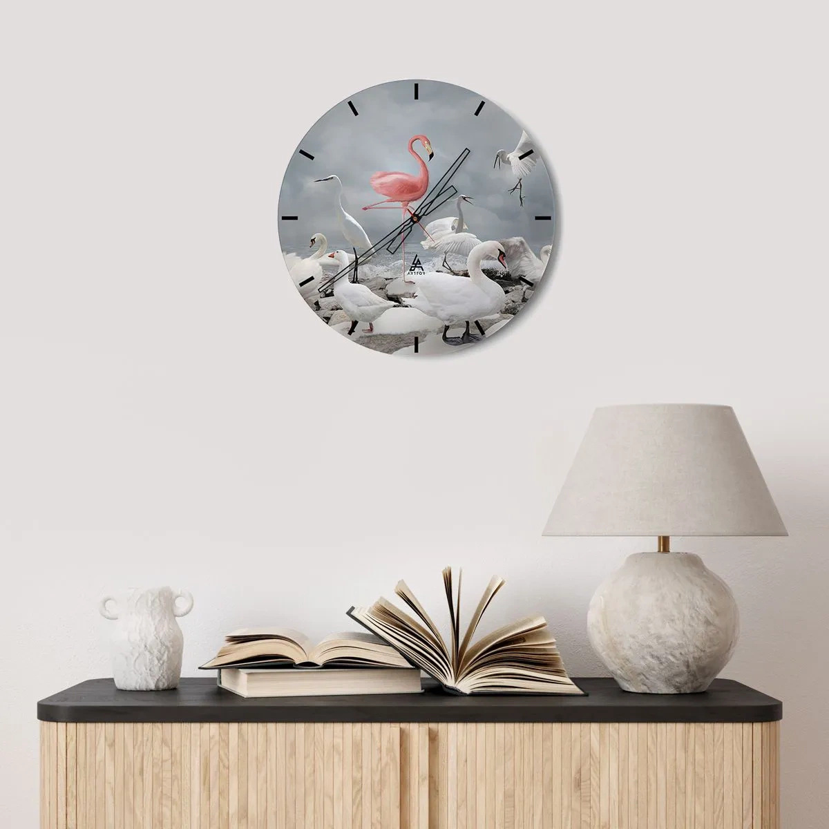 Wanduhr - Glasuhr - Ein rosa Flamingo zwischen weißen Schwänen und Reihern über dem Wasser - 30x30cm - Wie kam ich hier hin? - Moderne Wanddekoration für Wohnzimmer, Küche und Schlafzimmer ARTTOR