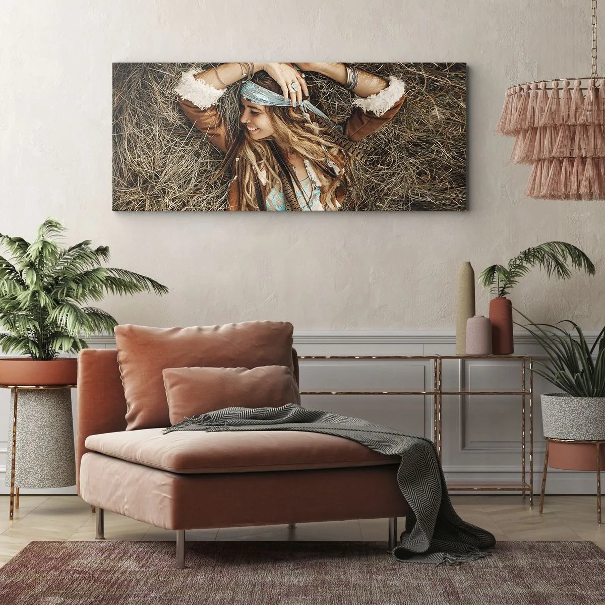 Bild auf Leinwand - Leinwandbild - Frau im Boho-Stil liegt auf Heu - 160x50cm - Auf dem Weg in den Sommer der Liebe - Moderne Wanddekoration für Wohnzimmer und Schlafzimmer ARTTOR