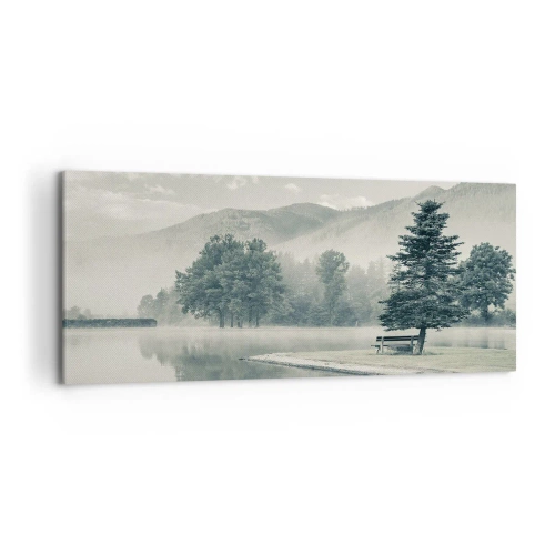 Bild auf Leinwand - Leinwandbild - Ein malerischer See mit einer Bank und Nebel im Hintergrund - 120x50cm - Der See schläft noch - Moderne Wanddekoration für Wohnzimmer und Schlafzimmer ARTTOR