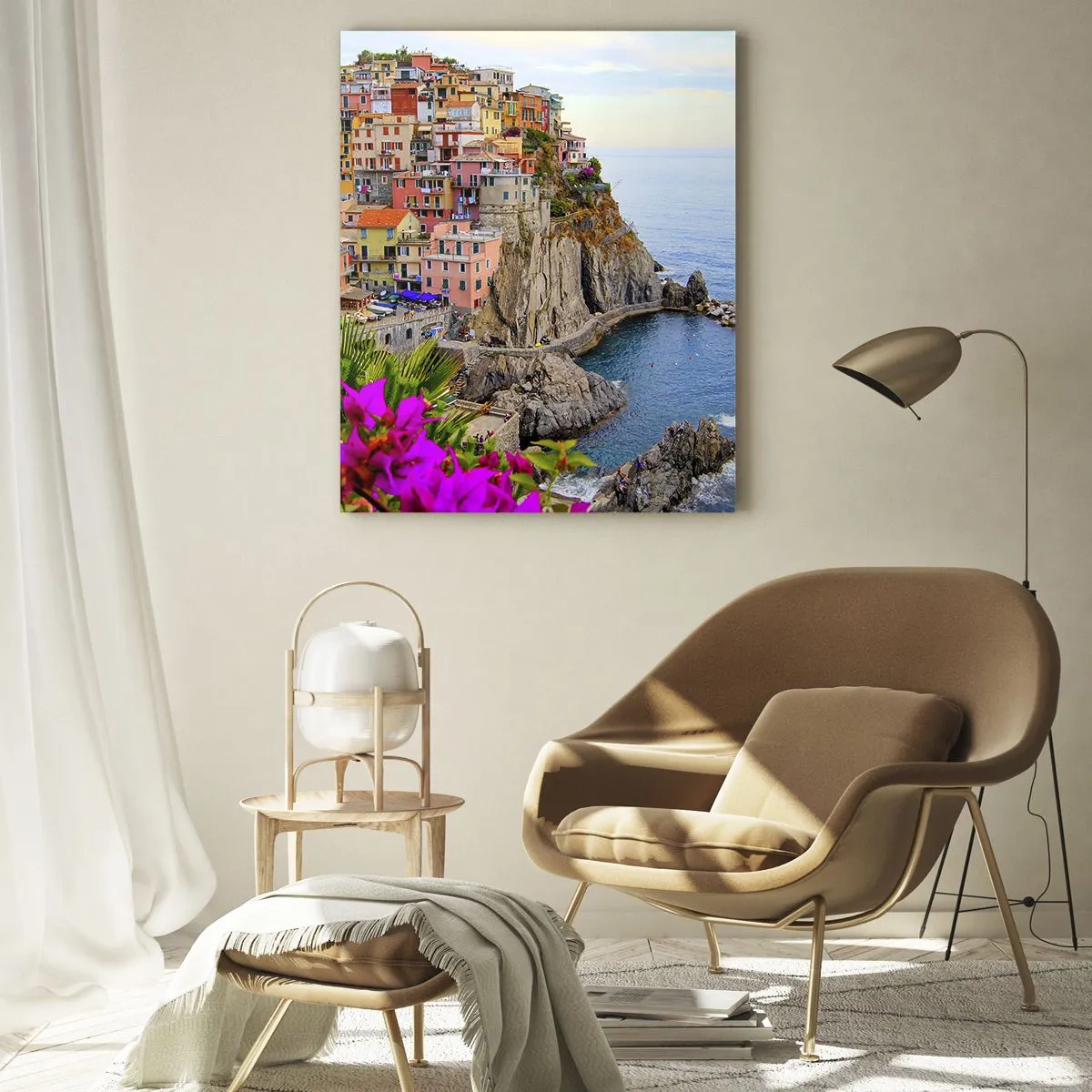 Glasbild - Bild auf glas - Bunte Häuser auf einer Klippe mit Blick auf das Meer in einer malerischen Landschaft - 80x120cm - Lachende Stadt - Moderne Wanddekoration für Wohnzimmer und Schlafzimmer ARTTOR