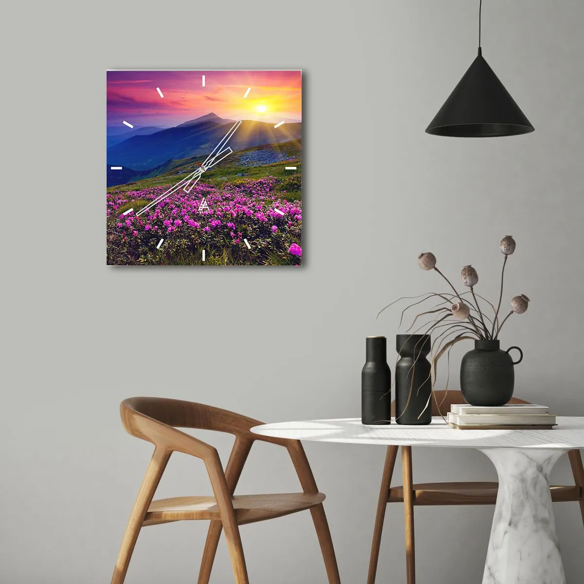 Wanduhr - Glasuhr - Eine blühende Wiese mit Blick auf die Berge bei Sonnenuntergang - 30x30cm - … Und drumherum duftet es nach Latschenkiefer und dem Duft von Kräutern - Moderne Wanddekoration für Wohnzimmer und Schlafzimmer ARTTOR