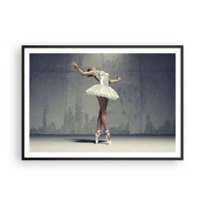 Poster in einem schwarzem Rahmen - Eine Balletttänzerin in einem weißen Kleid vor einer rohen Wand. - 100x70cm - Leicht wie ein Vogel - Moderne Wanddekoration für Wohnzimmer und Schlafzimmer ARTTOR
