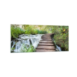 Glasbild - Bild auf glas - Eine Holzbrücke über einen Wasserfall, umgeben von üppigem grünen Wald. - 120x50cm - Das Wasser ist überhaupt nicht ruhig - Moderne Wanddekoration für Wohnzimmer und Schlafzimmer ARTTOR