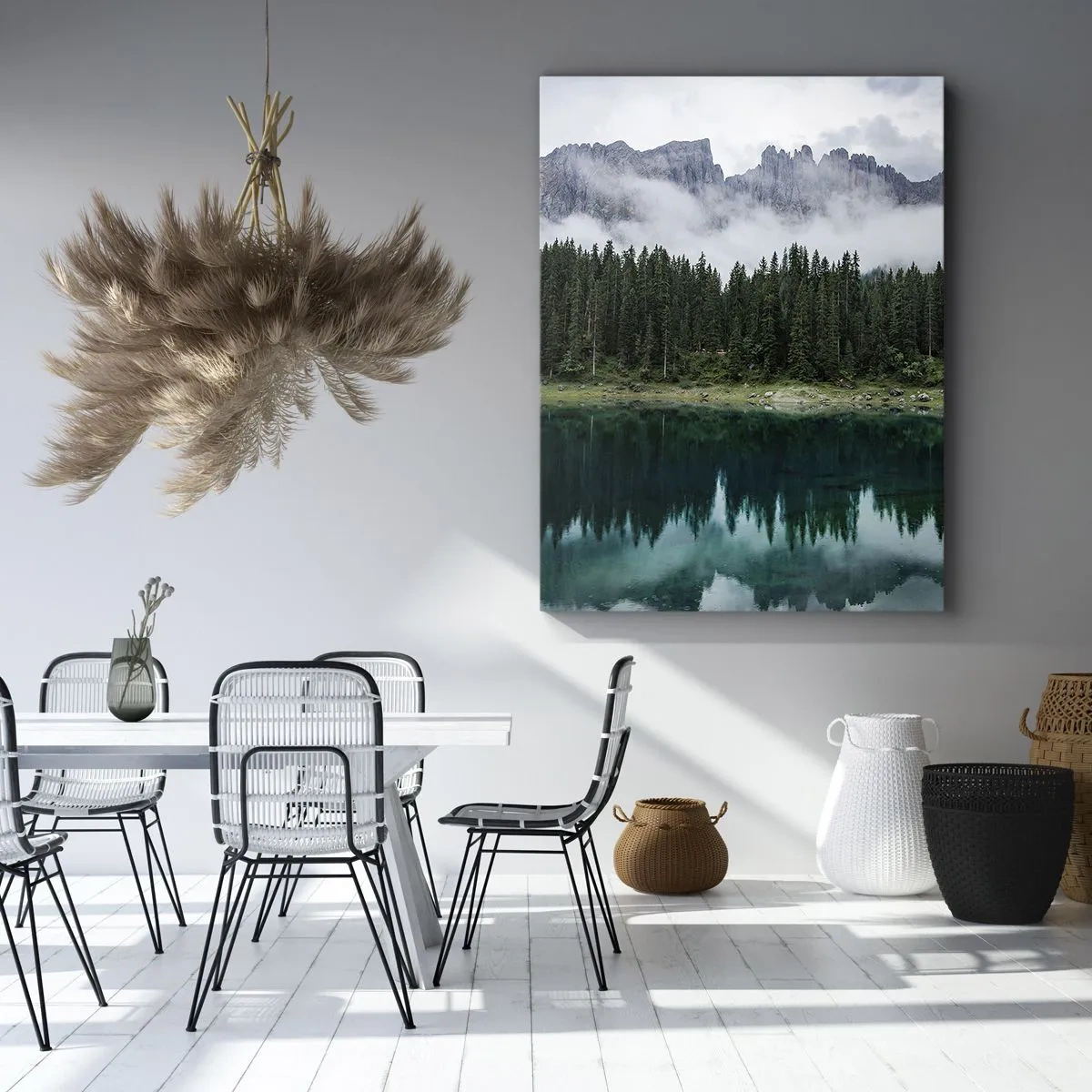 Bild auf Leinwand - Leinwandbild - Eine Berglandschaft mit einem Wald und einem See, in dem sich der Himmel spiegelt - 80x120cm - Leise, leise, lass uns das Trinkwasser nicht wecken ... - Moderne Wanddekoration für Wohnzimmer und Schlafzimmer ARTTOR