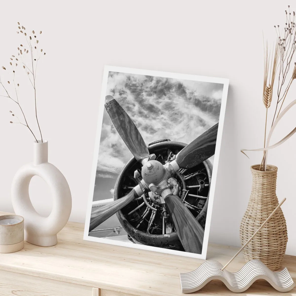 Poster - Ein Schwarzweißfoto eines Flugzeugpropellers vor dem Himmel. - 50x70cm - Eroberer der Lüfte - Moderne Wanddekoration für Wohnzimmer und Schlafzimmer ARTTOR