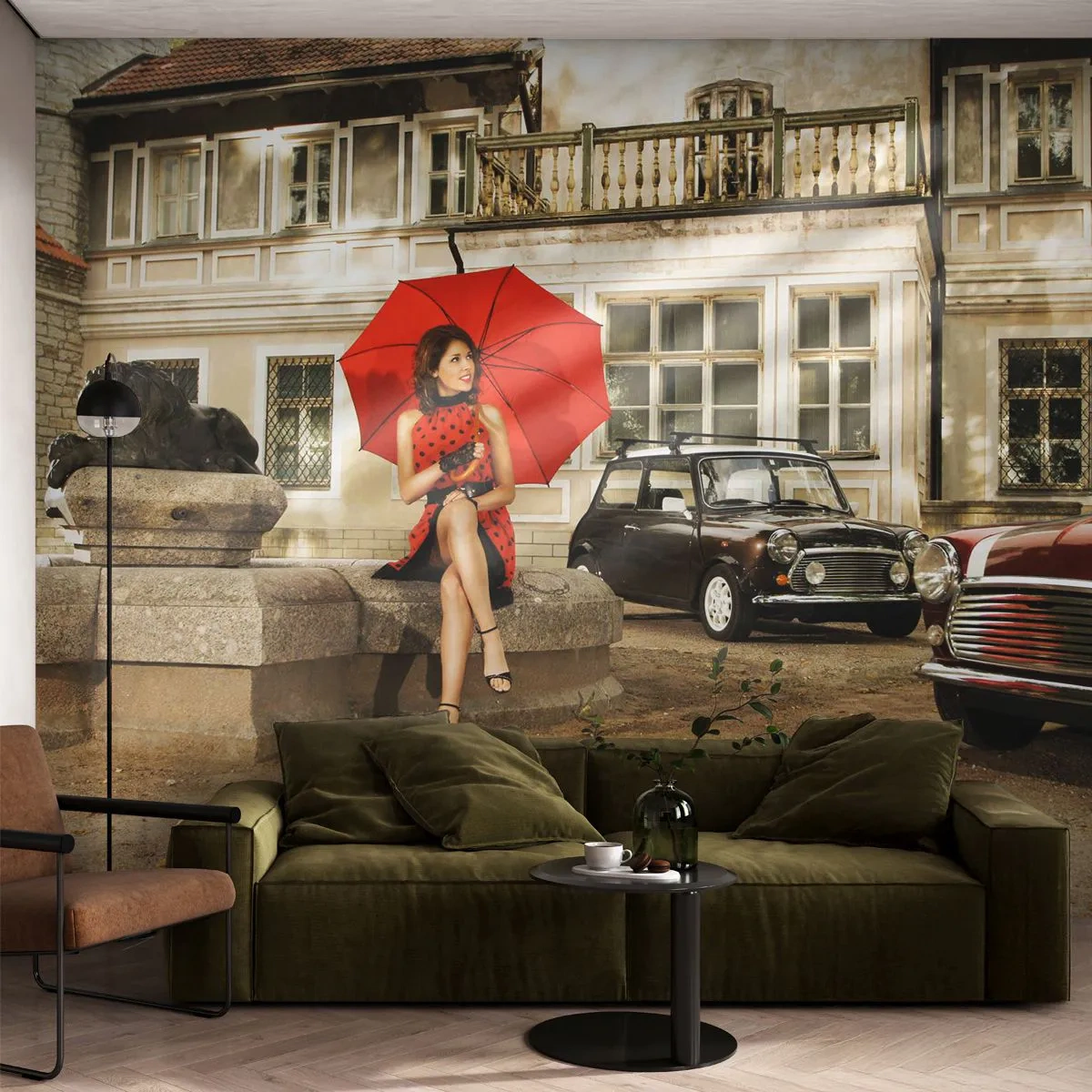 Fototapete Premium Sand - Frau mit rotem Regenschirm bei Oldtimern - 100x70cm - Eine sentimentale Minireise - Moderne Wanddekoration für Wohnzimmer und Schlafzimmer ARTTOR