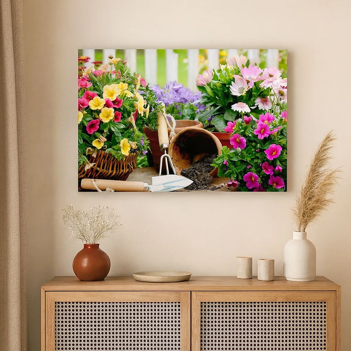 Bild auf Leinwand - Leinwandbild - Bunte Blumen in Töpfen mit Gartengeräten auf dem Tisch - 70x50cm - Zosias Garten - Moderne Wanddekoration für Wohnzimmer und Schlafzimmer ARTTOR