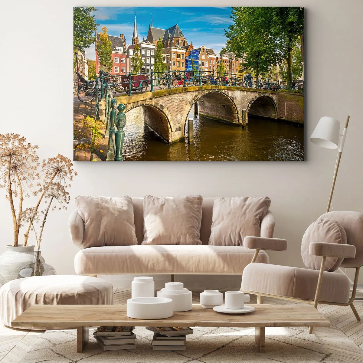Bild auf Leinwand - Leinwandbild - Ein malerischer Kanal mit einer Brücke in Amsterdam - 120x80cm - Frühling am Kanal - Moderne Wanddekoration für Wohnzimmer und Schlafzimmer ARTTOR