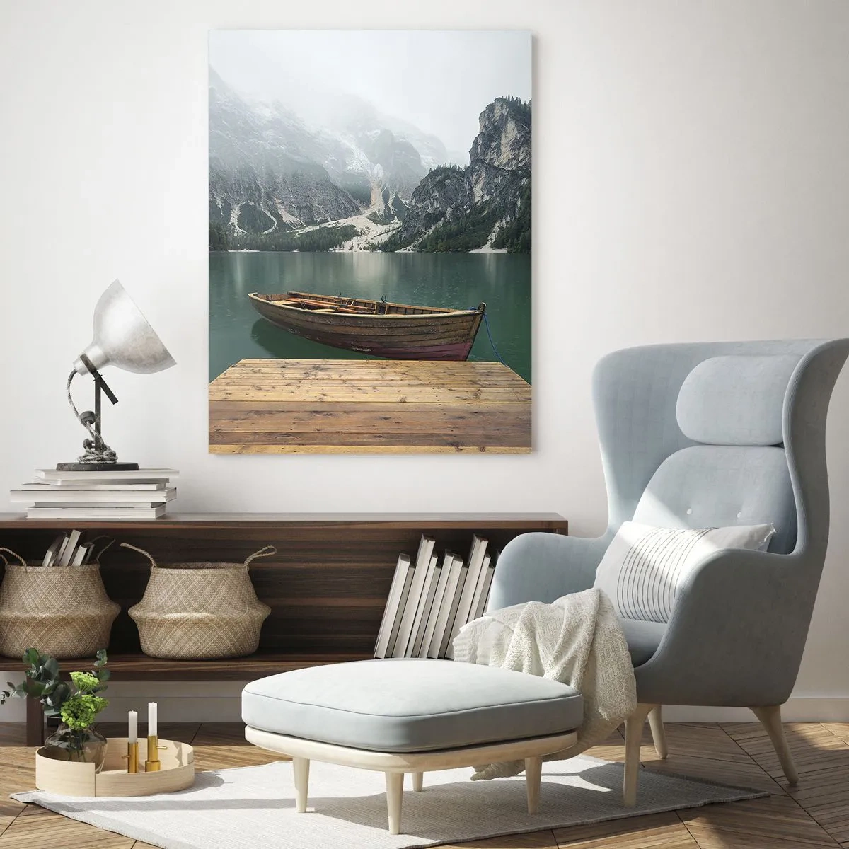 Glasbild - Bild auf glas - Ein Holzboot an einem Pier auf einem von Bergen umgebenen See - 70x100cm - Und die stolzen Felsen der Stirn - Moderne Wanddekoration für Wohnzimmer und Schlafzimmer ARTTOR