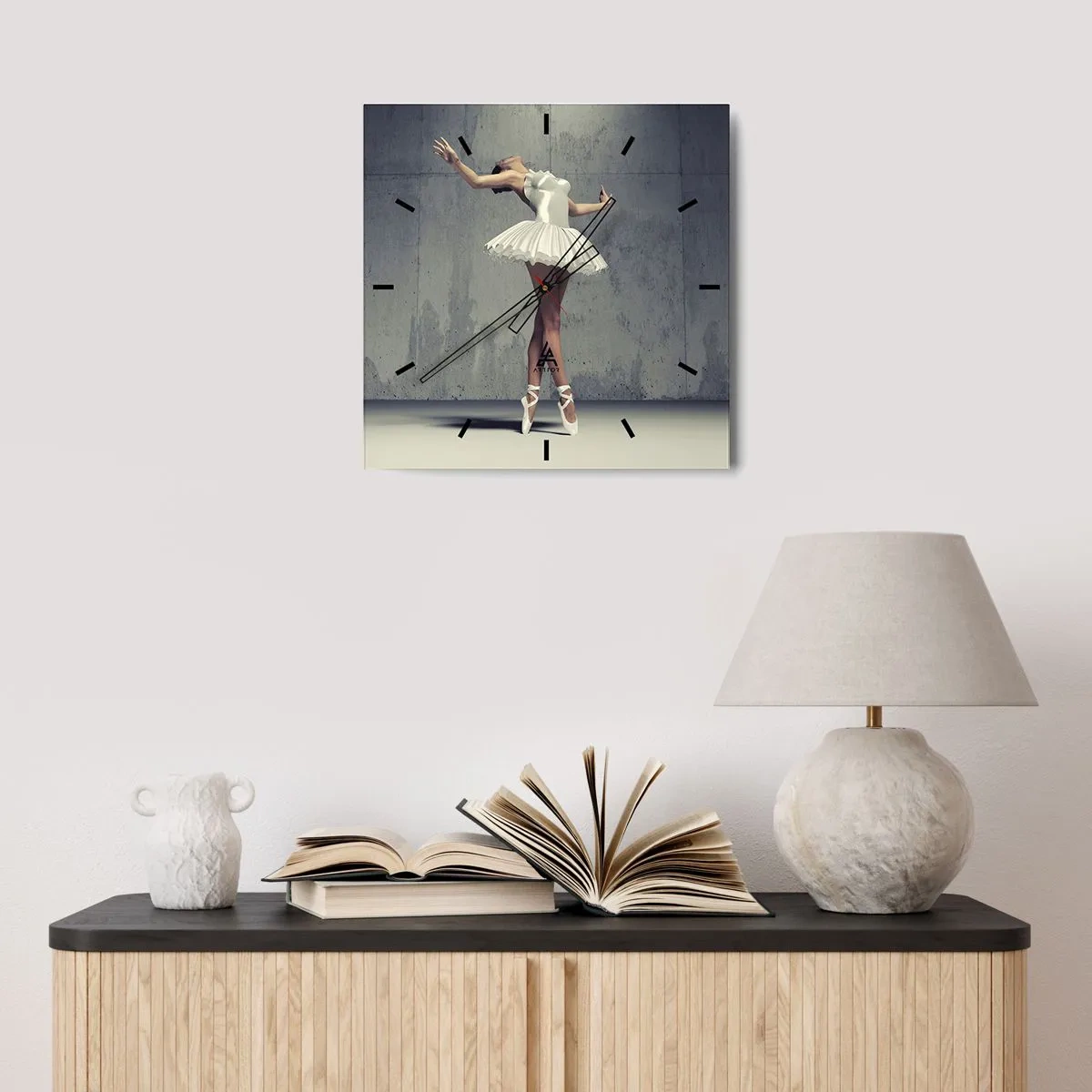 Wanduhr - Glasuhr - Eine Balletttänzerin in einem weißen Kleid vor einer rohen Wand. - 30x30cm - Leicht wie ein Vogel - Moderne Wanddekoration für Wohnzimmer und Schlafzimmer ARTTOR