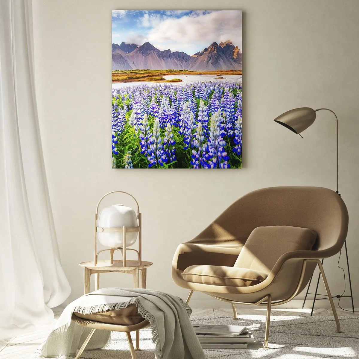Glasbild - Bild auf glas - Blumen in einer Berglandschaft mit malerischem Himmel - 70x100cm - Kraft und Strenge neben Sanftmut - Moderne Wanddekoration für Wohnzimmer und Schlafzimmer ARTTOR