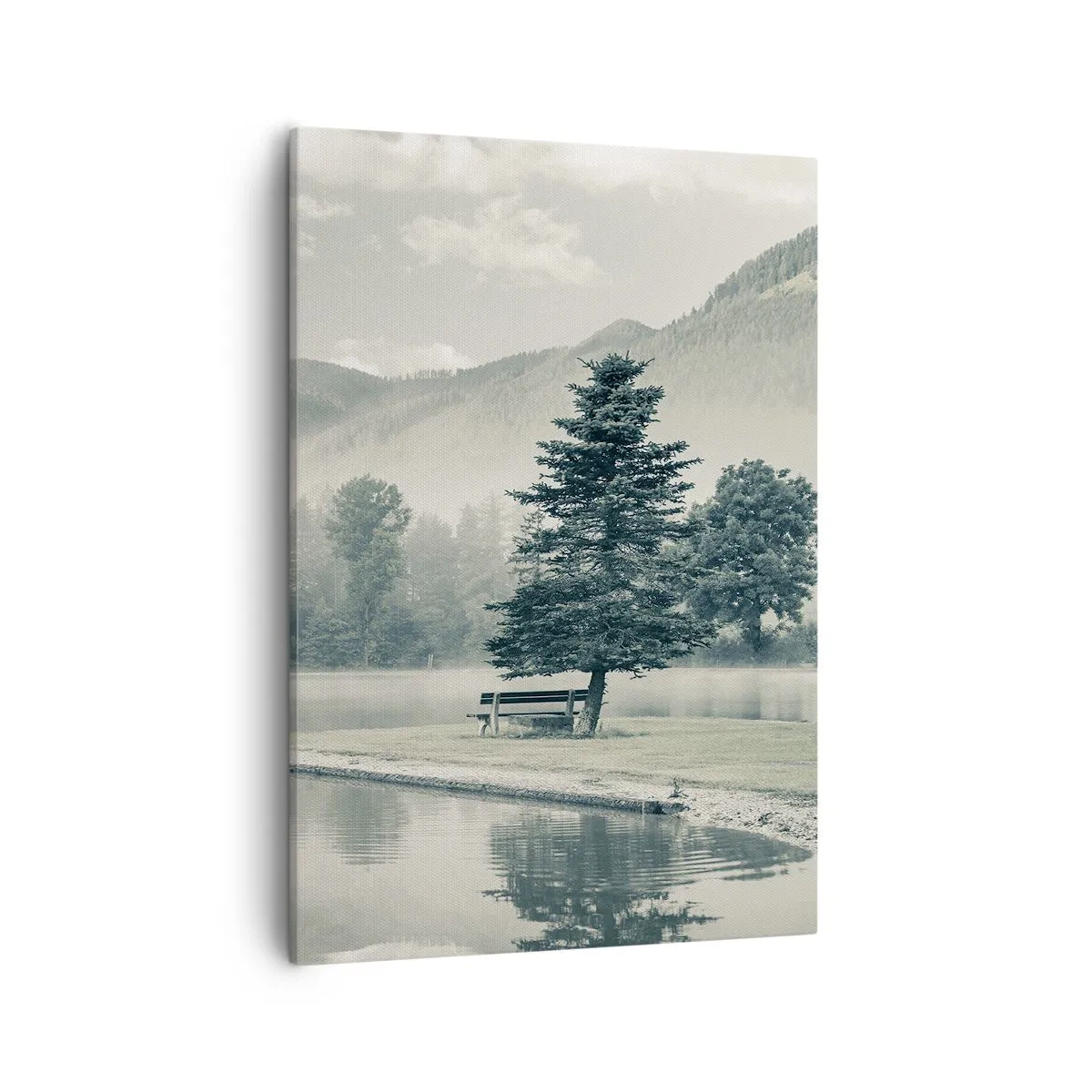Bild auf Leinwand - Leinwandbild - Ein malerischer See mit einer Bank und Nebel im Hintergrund - 50x70cm - Der See schläft noch - Moderne Wanddekoration für Wohnzimmer und Schlafzimmer ARTTOR