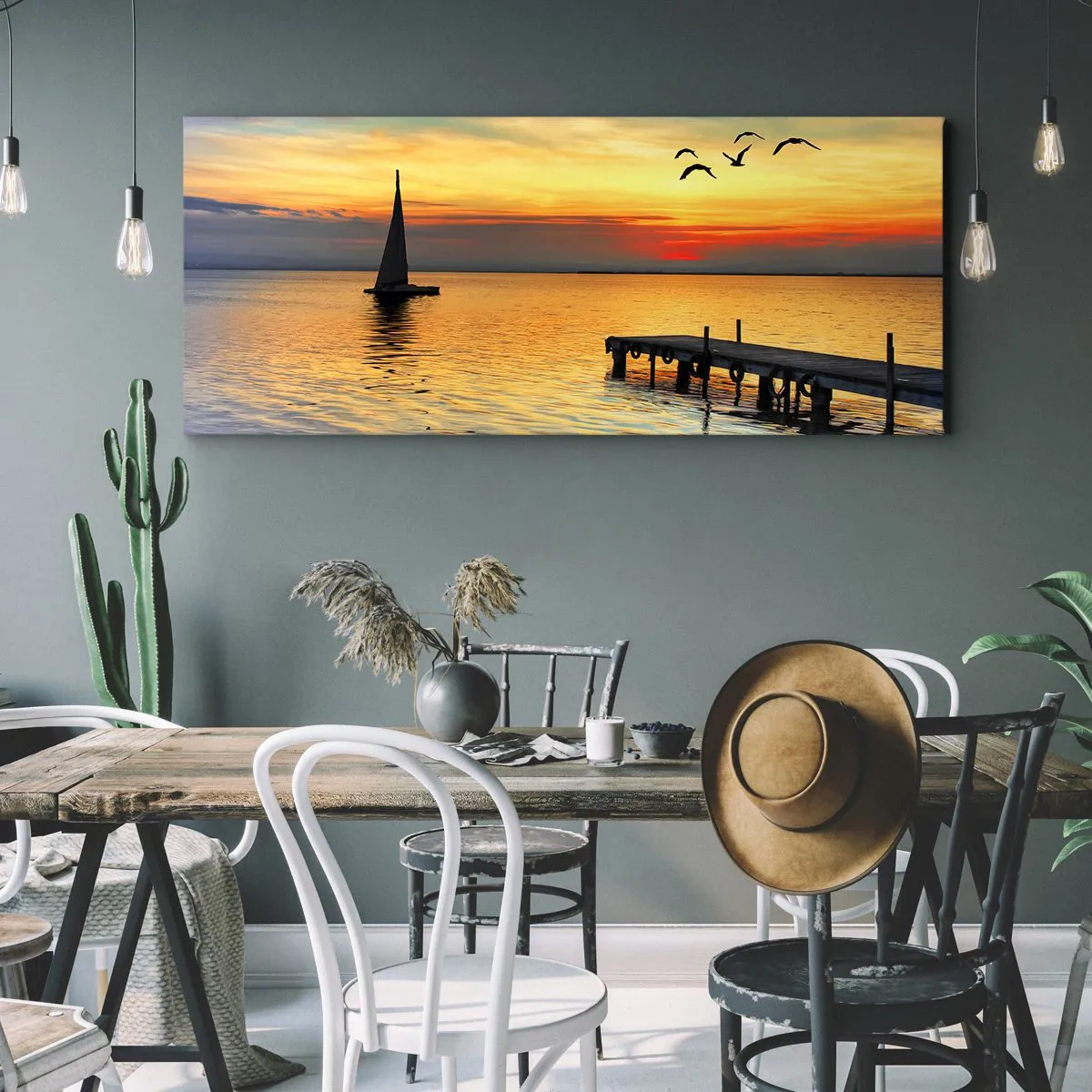 Bild auf Leinwand - Leinwandbild - Sonnenuntergang mit einem Segelboot und Pier auf einem ruhigen See - 120x50cm - Abendrückkehr - Moderne Wanddekoration für Wohnzimmer und Schlafzimmer ARTTOR