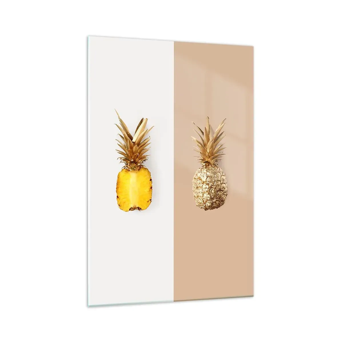 Glasbild - Bild auf glas - Eine halbe frische, goldene Ananas auf kontrastierendem Hintergrund - 70x100cm - Ananas für uns - Moderne Wanddekoration für Wohnzimmer und Schlafzimmer ARTTOR