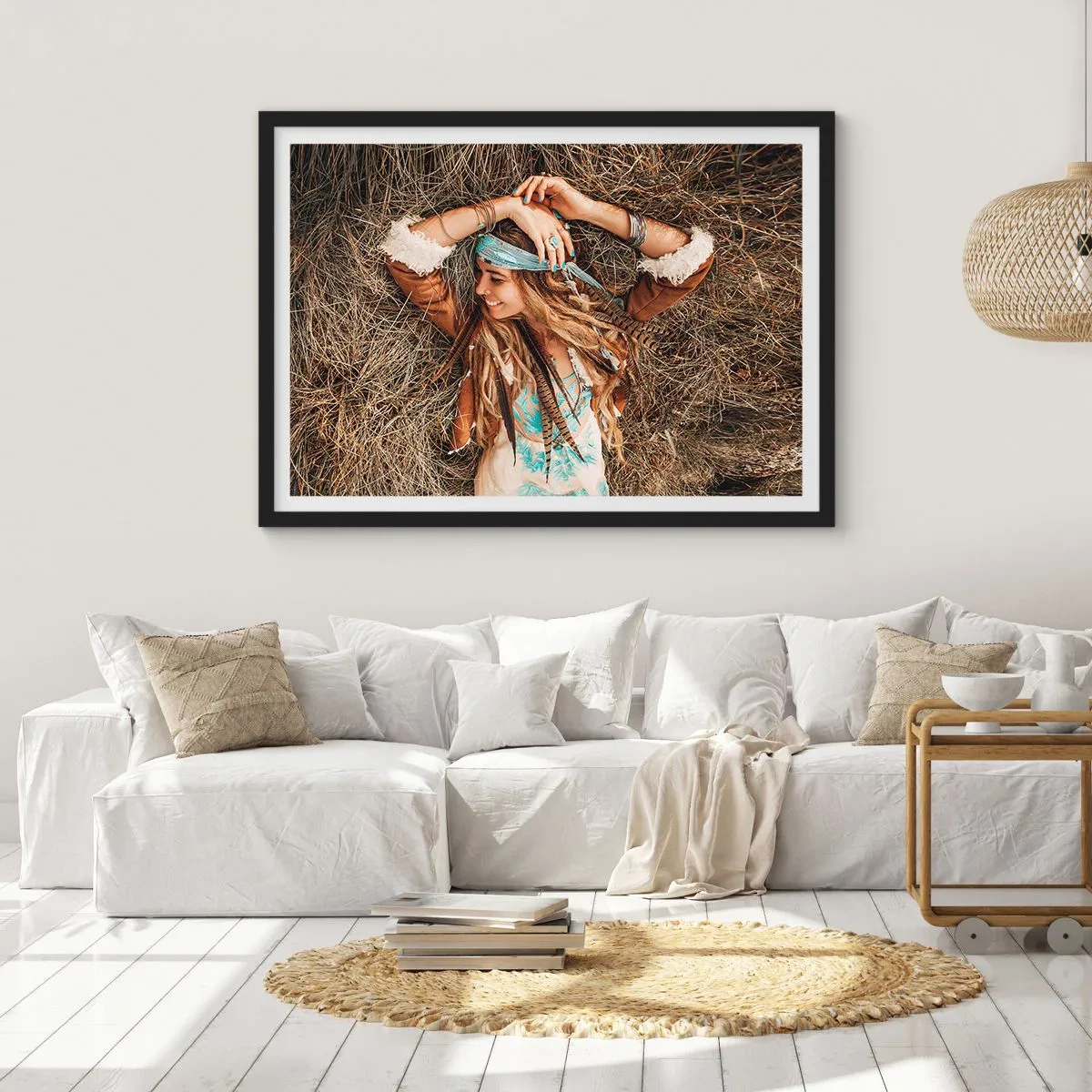 Poster in einem schwarzem Rahmen - Frau im Boho-Stil liegt auf Heu - 70x50cm - Auf dem Weg in den Sommer der Liebe - Moderne Wanddekoration für Wohnzimmer und Schlafzimmer ARTTOR