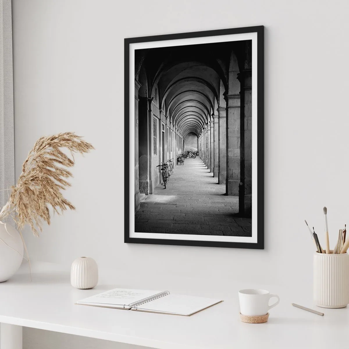 Poster in einem schwarzem Rahmen - Schwarz-weiße Architektur der Arkaden - 50x70cm - Unter den Arkaden - Moderne Wanddekoration für Wohnzimmer und Schlafzimmer ARTTOR