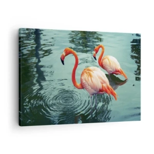 Bild auf Leinwand - Leinwandbild - Zwei Flamingos im ruhigen Wasser spiegeln ihre Umgebung wider - 70x50cm - Wir sind jetzt in Mode - Moderne Wanddekoration für Wohnzimmer und Schlafzimmer ARTTOR