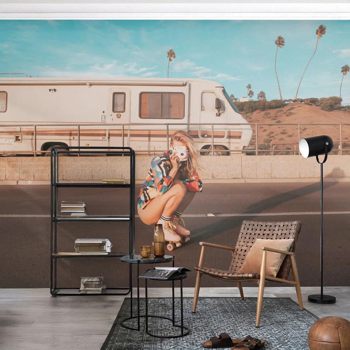 Fototapete Standard Eco - Ein Mädchen auf Rollschuhen mit einer Kamera vor einem Wohnmobil - 100x70cm - Lächel bitte! - Moderne Wanddekoration für Wohnzimmer und Schlafzimmer ARTTOR