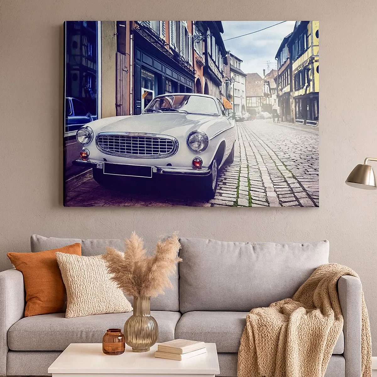 Bild auf Leinwand - Leinwandbild - Ein klassisches weißes Auto auf einer gepflasterten Stadtstraße - 70x50cm - Die Vergangenheit ist heute - Moderne Wanddekoration für Wohnzimmer und Schlafzimmer ARTTOR