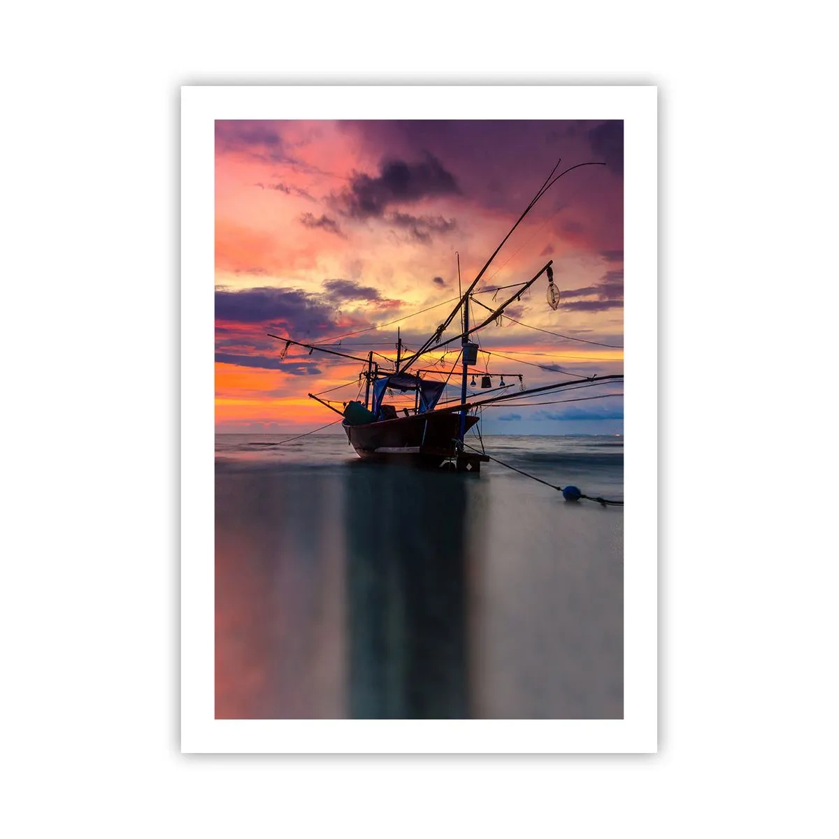 Poster - Fischerboot vor der Kulisse der untergehenden Sonne am Strand - 50x70cm - Exotischer Abend - Moderne Wanddekoration für Wohnzimmer und Schlafzimmer ARTTOR
