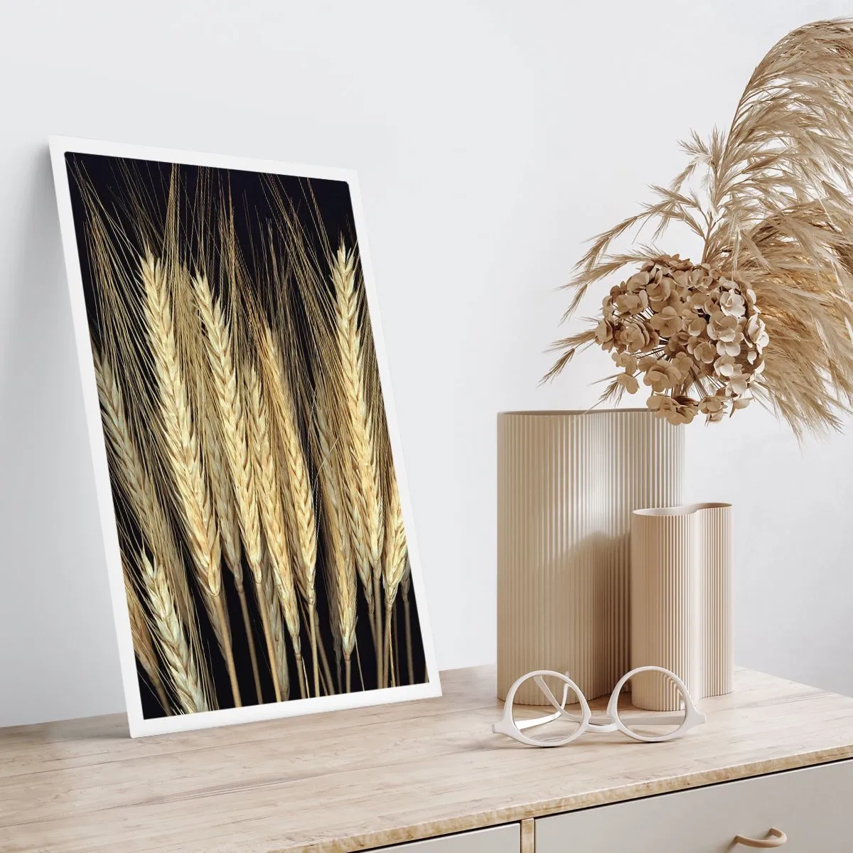 Poster - Nahaufnahme von Weizenähren vor schwarzem Hintergrund - 50x70cm - Rustikale Magie - Moderne Wanddekoration für Wohnzimmer und Schlafzimmer ARTTOR