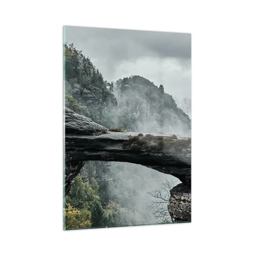 Glasbild - Bild auf glas - Eine Steinbrücke zwischen nebligen Bergen und einer Waldlandschaft - 50x70cm - Abenteuer beginnt gleich - Moderne Wanddekoration für Wohnzimmer und Schlafzimmer ARTTOR