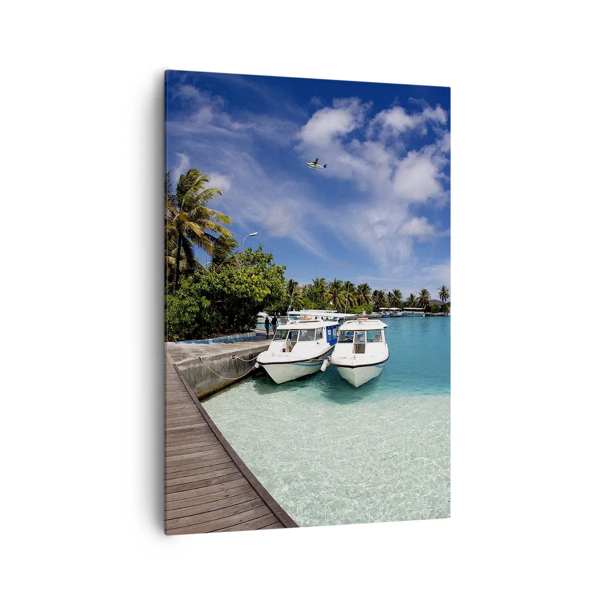 Bild auf Leinwand - Leinwandbild - Ein Steg über einem türkisfarbenen Meer mit Booten und Palmen - 70x100cm - Doch das Paradies gibt es - Moderne Wanddekoration für Wohnzimmer und Schlafzimmer ARTTOR