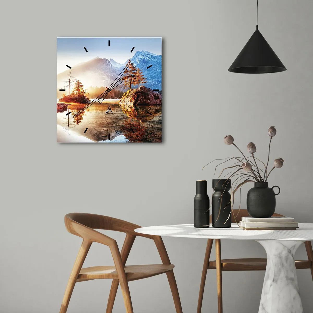 Wanduhr - Glasuhr - Ein See mit Inseln und Bergen im Hintergrund bei Sonnenaufgang - 30x30cm - Natur in neuem Licht - Moderne Wanddekoration für Wohnzimmer und Schlafzimmer ARTTOR