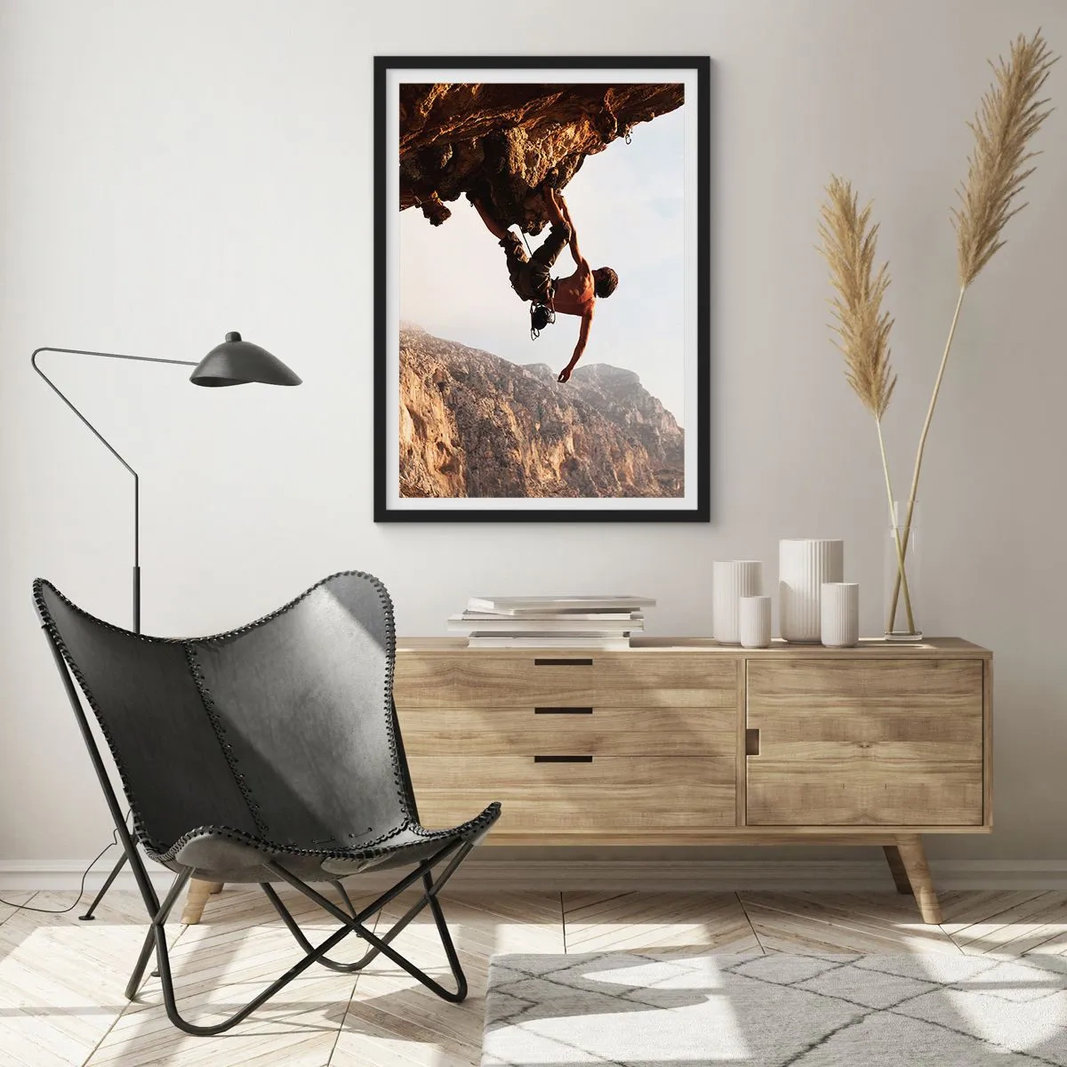 Poster in einem schwarzem Rahmen - Klettern im Sonnenschein - 50x70cm - Die Welt ist in einer Hand auf einem Felsblock geschrumpft - Moderne Wanddekoration für Wohnzimmer und Schlafzimmer ARTTOR