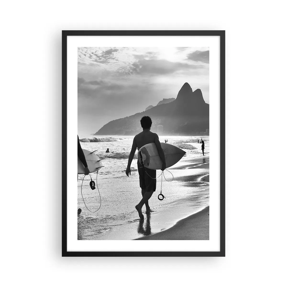 Poster in einem schwarzem Rahmen - Ein Surfer am Strand in einem Schwarzweißfoto - 50x70cm - Single-Wave-Samba - Moderne Wanddekoration für Wohnzimmer und Schlafzimmer ARTTOR