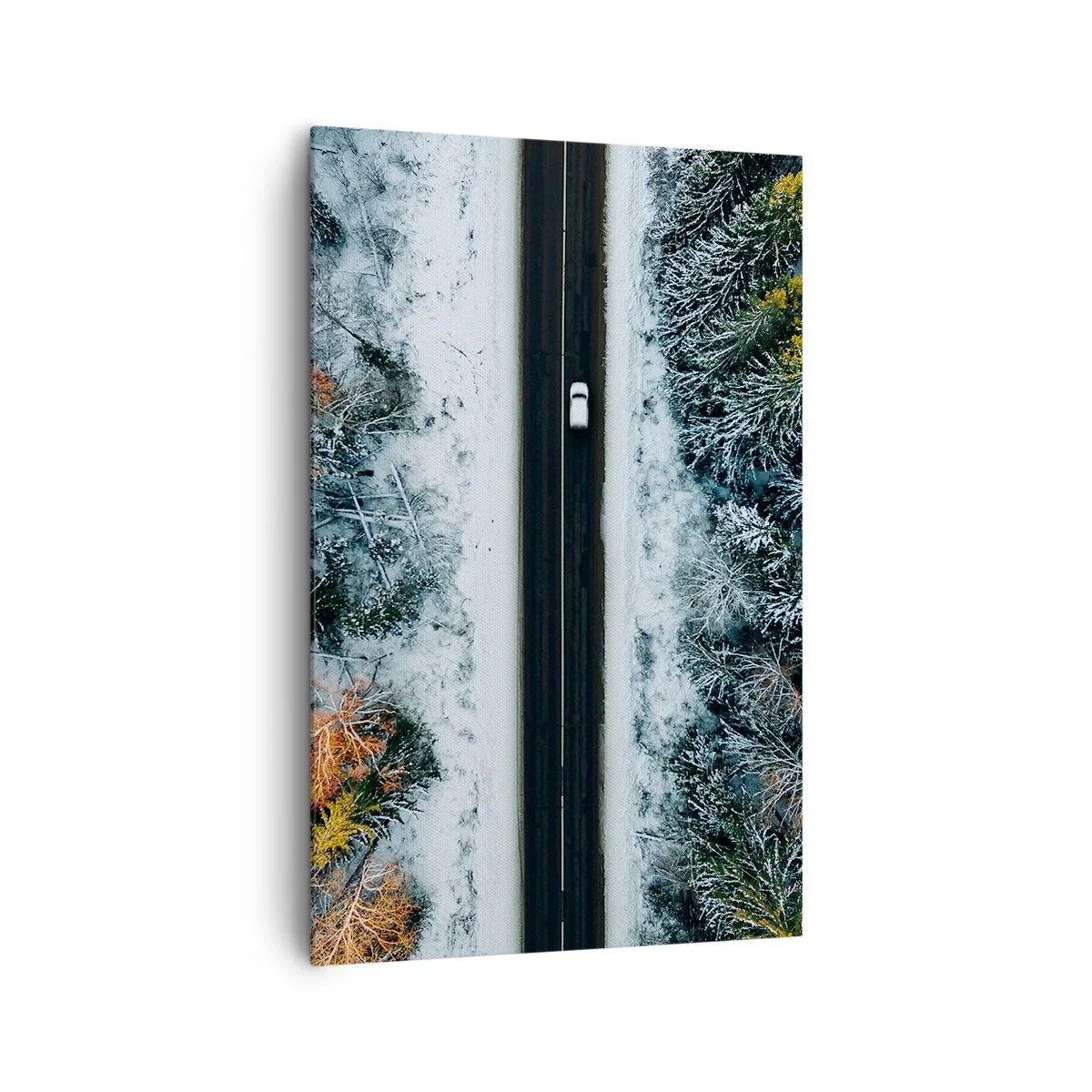 Bild auf Leinwand - Leinwandbild - Eine Straße durch einen Winterwald aus der Vogelperspektive gesehen - 80x120cm - Schnitt durch den Winterwald - Moderne Wanddekoration für Wohnzimmer und Schlafzimmer ARTTOR