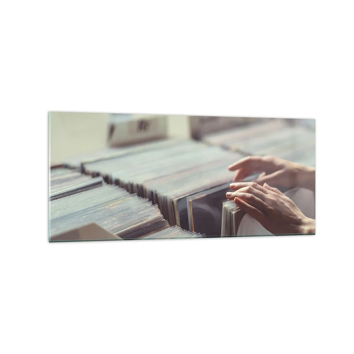 Glasbild - Bild auf glas - Hände blättern durch eine Vinylsammlung - 120x50cm - Auf der Suche nach Emotionen - Moderne Wanddekoration für Wohnzimmer und Schlafzimmer ARTTOR