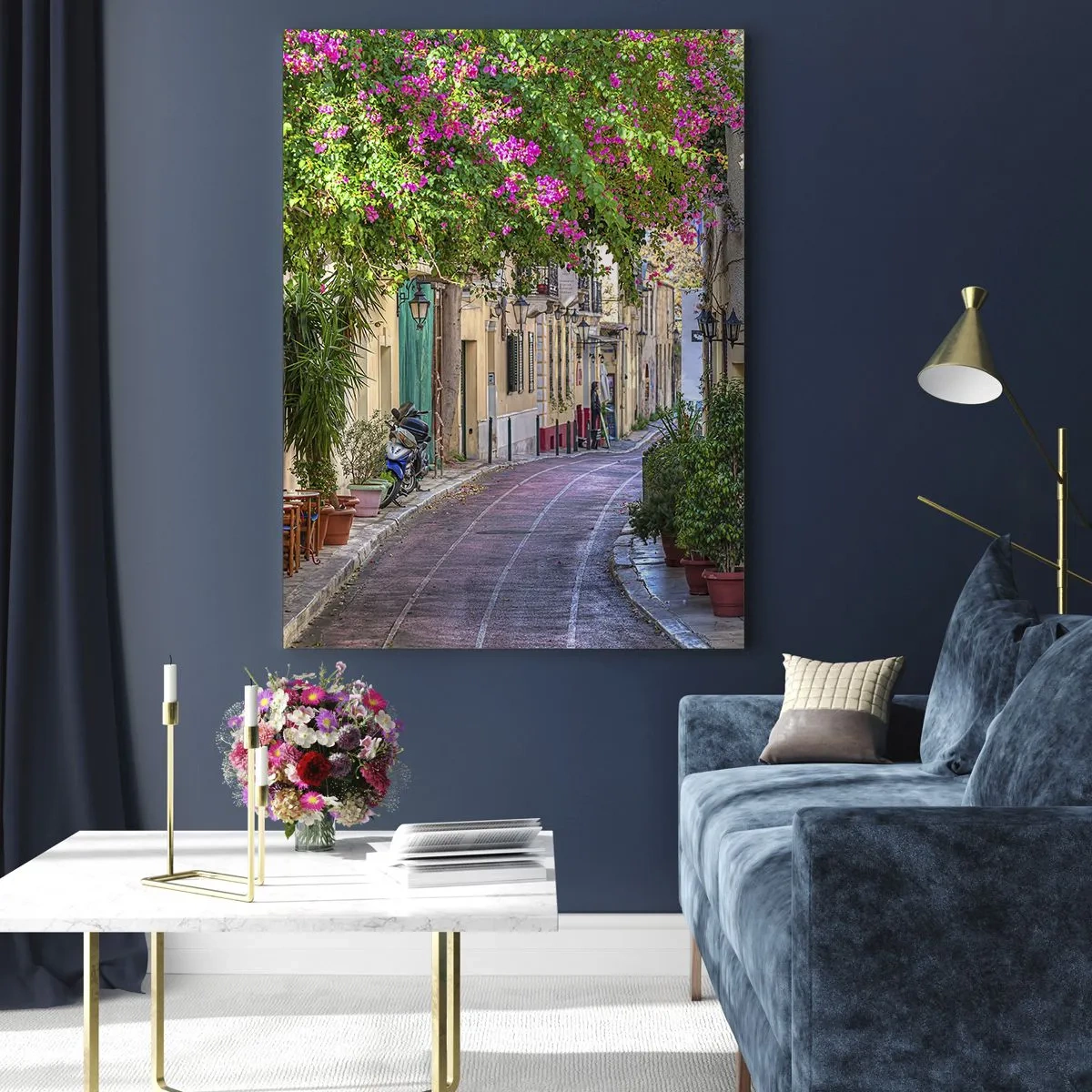 Glasbild - Bild auf glas - Eine charmante Straße mit blühenden Weinreben und Cafétischen - 80x120cm - Blühende Gasse - Moderne Wanddekoration für Wohnzimmer und Schlafzimmer ARTTOR