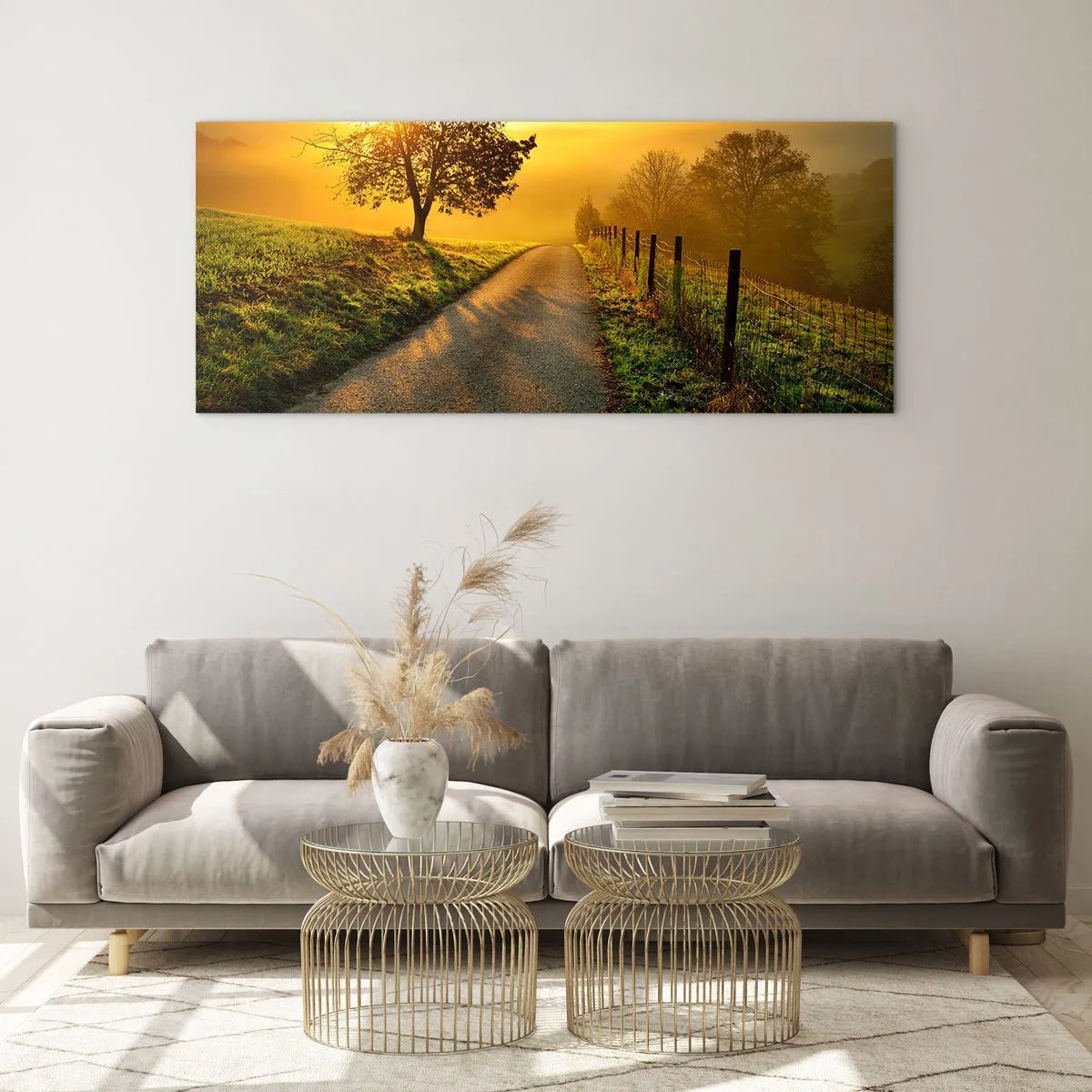 Glasbild - Bild auf glas - Eine malerische Straße bei Sonnenuntergang mit einem einsamen Baum im Hintergrund - 140x50cm - Honig-Nachmittag - Moderne Wanddekoration für Wohnzimmer und Schlafzimmer ARTTOR