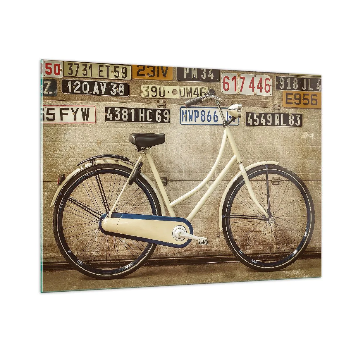 Glasbild - Bild auf glas - Ein altes Fahrrad an einer Wand mit Nummernschildern - 100x70cm - Keine Komplexe - Moderne Wanddekoration für Wohnzimmer und Schlafzimmer ARTTOR