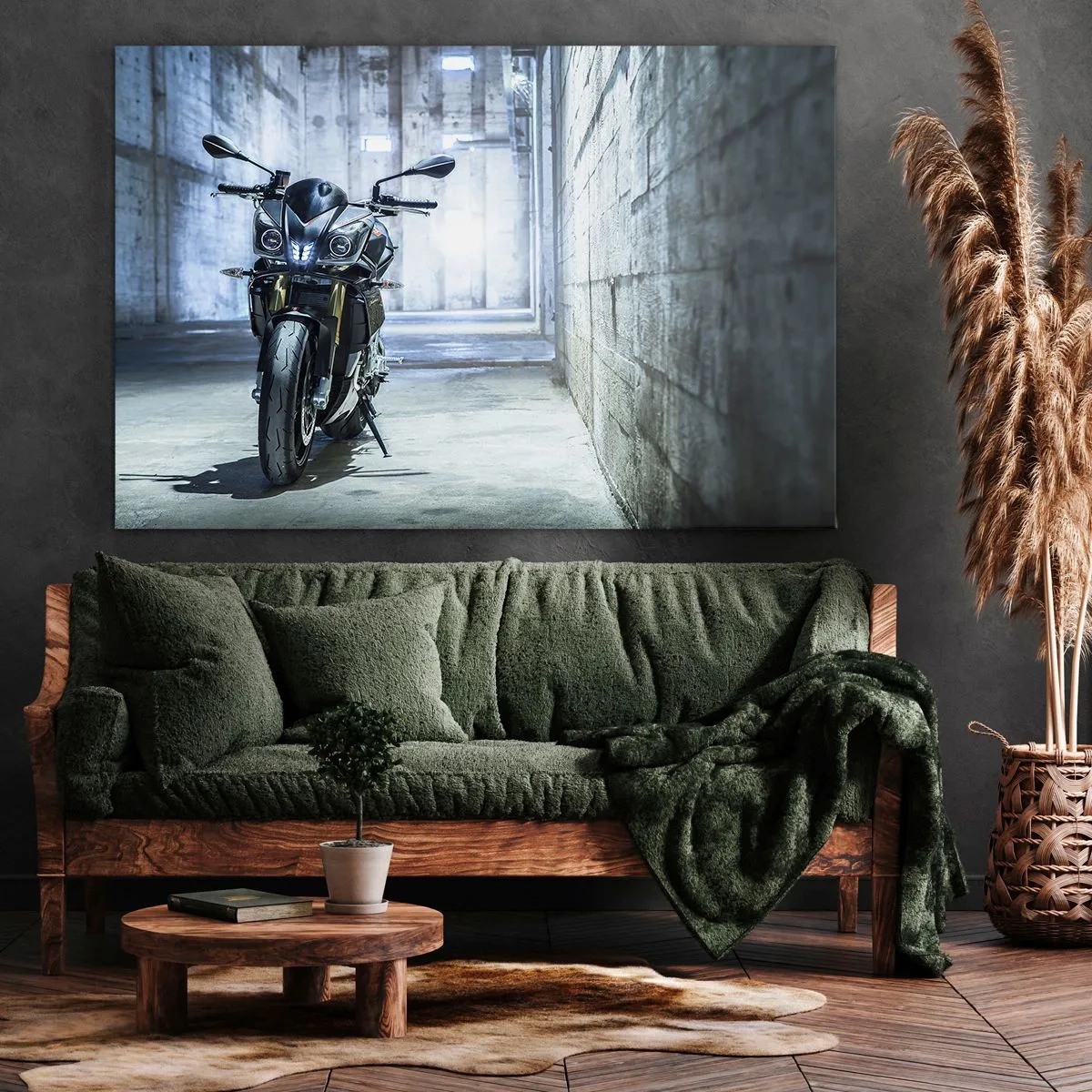 Bild auf Leinwand - Leinwandbild - Ein modernes Motorrad im industriellen Interieur - 70x50cm - Bevor der Motor brummt - Moderne Wanddekoration für Wohnzimmer und Schlafzimmer ARTTOR