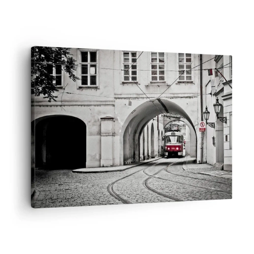 Bild auf Leinwand - Leinwandbild - Eine schwarz-weiße Straßenbahn in einer historischen Stadtstraße - 70x50cm - Durch das Stadtlabyrinth - Moderne Wanddekoration für Wohnzimmer und Schlafzimmer ARTTOR