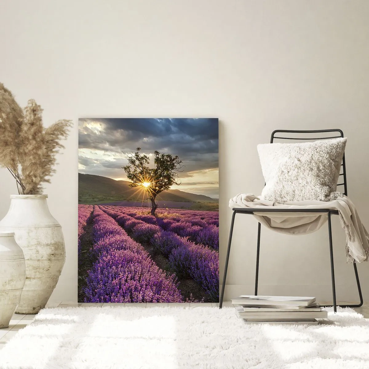 Glasbild - Bild auf glas - Ein Lavendelfeld mit einem einsamen Baum in den Strahlen der untergehenden Sonne - 50x70cm - Fliederfarbenes Aroma - Moderne Wanddekoration für Wohnzimmer und Schlafzimmer ARTTOR