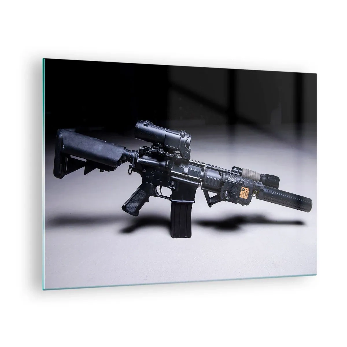 Glasbild - Bild auf glas - Ein schwarzes Sturmgewehr mit Zubehör liegt auf einem hellen Hintergrund - 70x50cm - dunkler Ritter - Moderne Wanddekoration für Wohnzimmer und Schlafzimmer ARTTOR