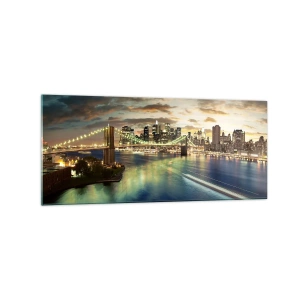 Glasbild - Bild auf glas - Eine beleuchtete Brücke mit der Stadt im Hintergrund, deren Lichter sich im Wasser spiegeln. - 120x50cm - Ein heller Abend über Manhattan - Moderne Wanddekoration für Wohnzimmer und Schlafzimmer ARTTOR
