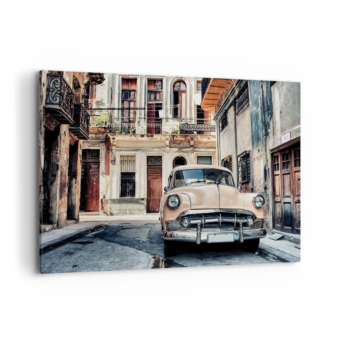 Bild auf Leinwand - Leinwandbild - Ein Oldtimer vor der Kulisse urbaner Architektur - 120x80cm - Die Siesta in Havanna - Moderne Wanddekoration für Wohnzimmer und Schlafzimmer ARTTOR