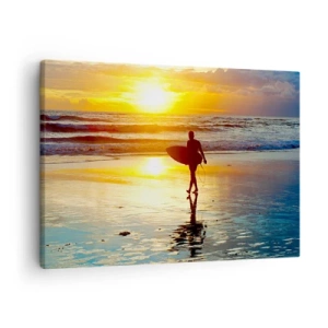 Bild auf Leinwand - Leinwandbild - Ein Surfer geht bei Sonnenuntergang mit einem Brett in der Hand am Strand spazieren. - 70x50cm - Die Rückkehr des Kriegers - Moderne Wanddekoration für Wohnzimmer und Schlafzimmer ARTTOR