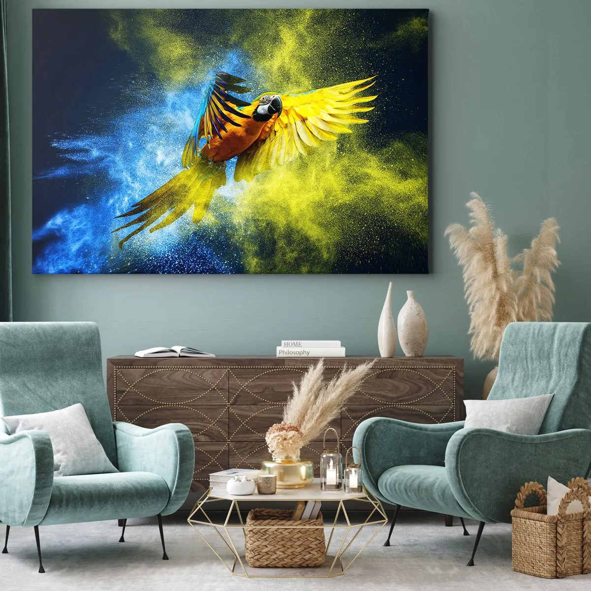 Bild auf Leinwand - Leinwandbild - Ein Papagei im Flug vor einem Hintergrund aus farbenfrohen Explosionen in Gelb und Blau. - 100x70cm - Im blauen und goldenen Staub - Moderne Wanddekoration für Wohnzimmer und Schlafzimmer ARTTOR