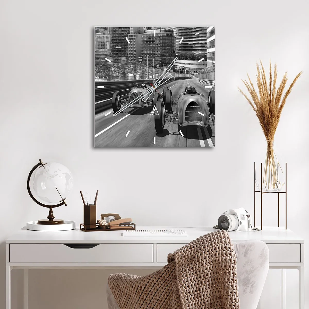 Wanduhr - Glasuhr - Monochrome Retro-Autorennen-Szene - 30x30cm - Vor langer Zeit in Monte Carlo - Moderne Wanddekoration für Wohnzimmer und Schlafzimmer ARTTOR