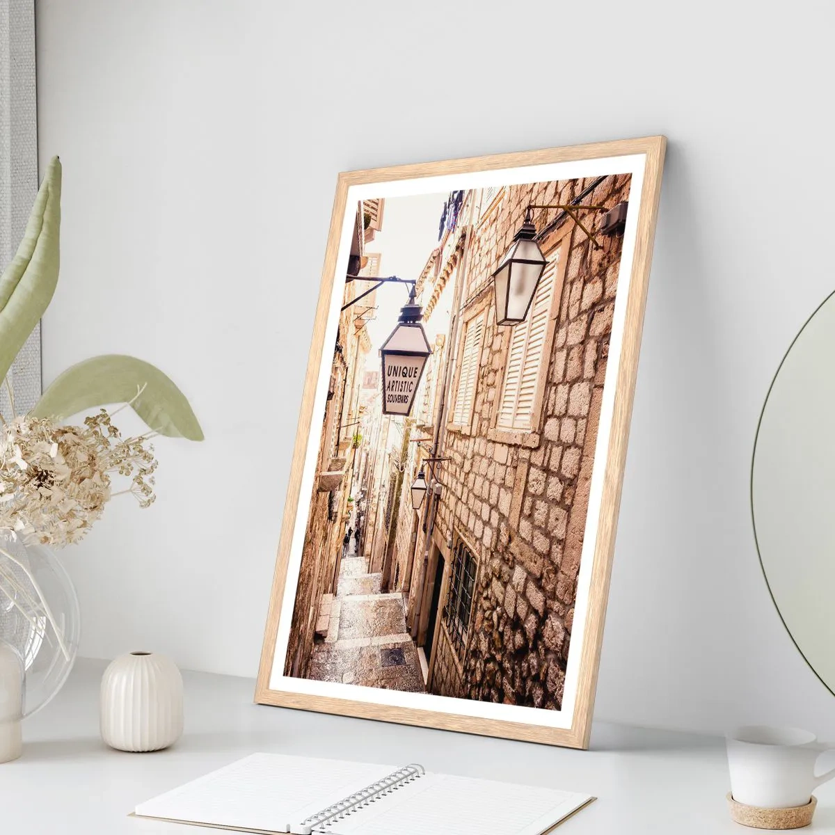 Poster in einem Rahmen aus heller Eiche - Bezaubernde Gasse - 30x40 cm