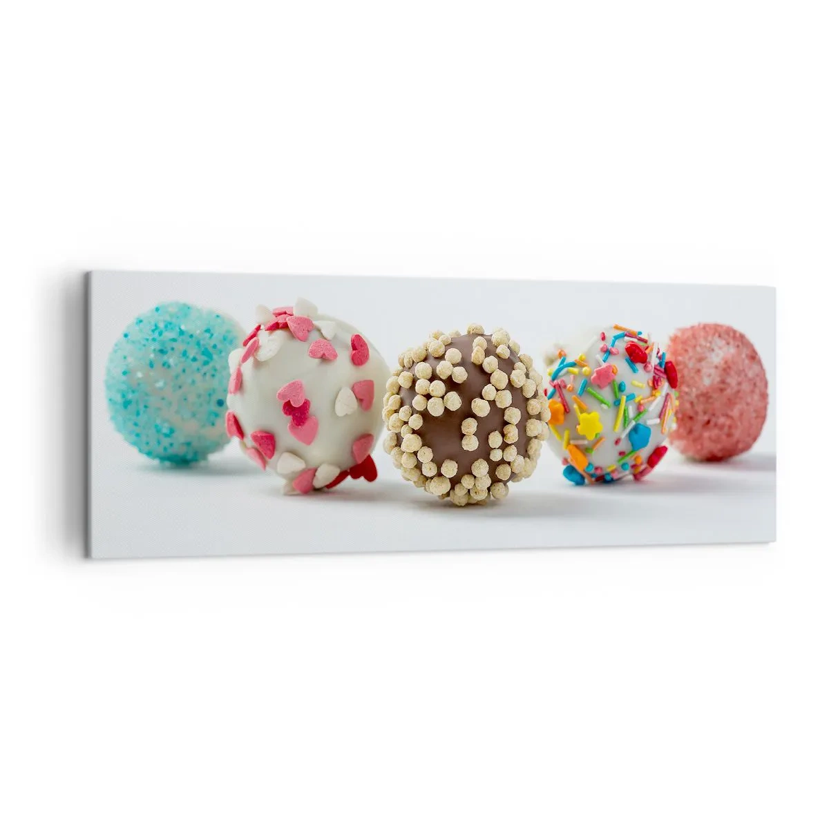 Bild auf Leinwand - Leinwandbild - Bunte Pralinen mit Dekorationen auf weißem Hintergrund - 140x50cm - Das Leben kann süß sein - Moderne Wanddekoration für Wohnzimmer und Schlafzimmer ARTTOR