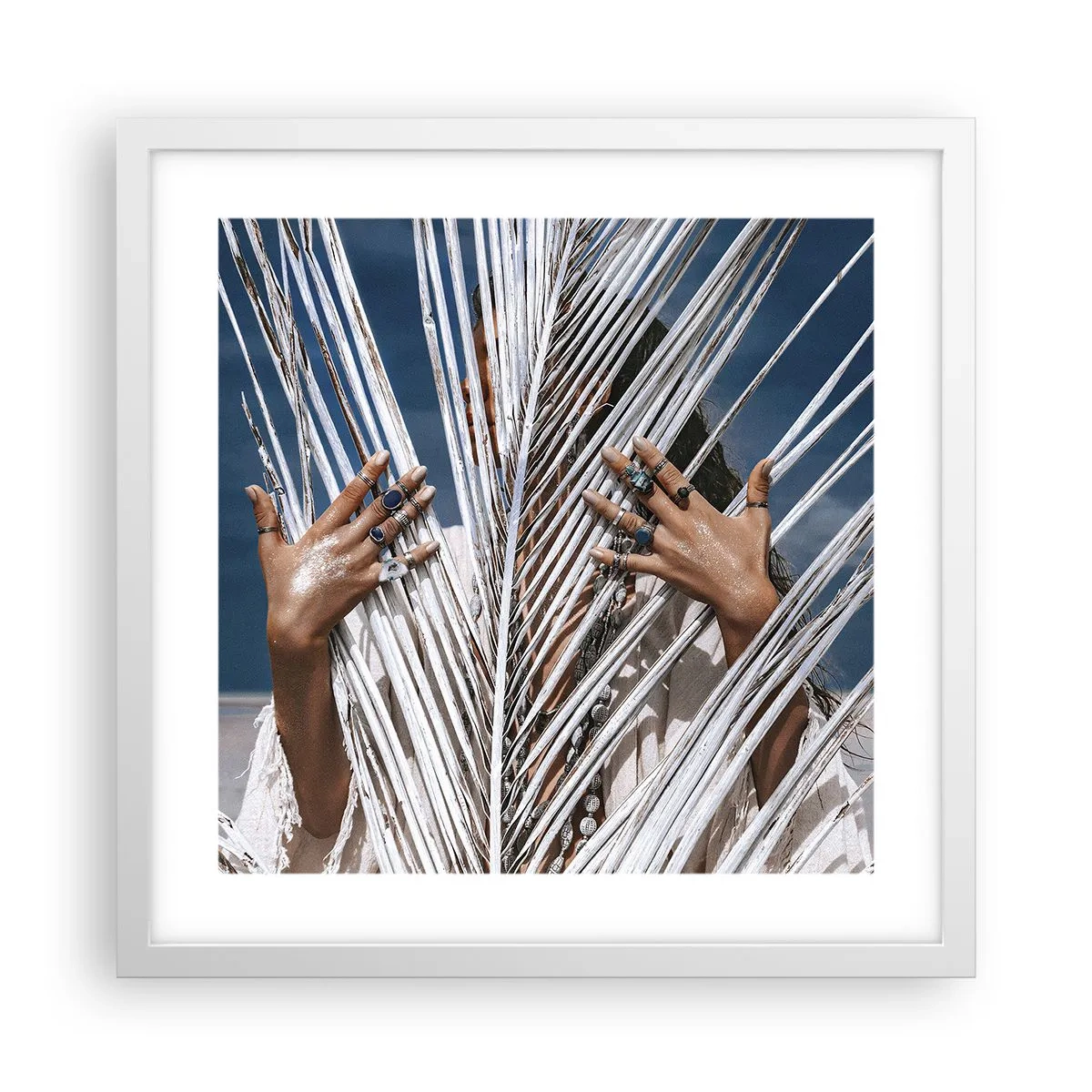 Poster in einem weißen Rahmen - Das Mädchen des Schamanen? - 40x40 cm