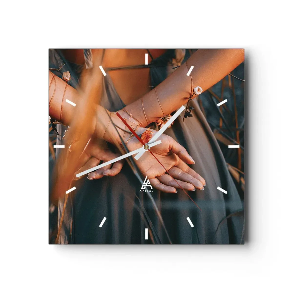 Wanduhr - Glasuhr - Sinnliche Hände mit Blumen in einer natürlichen Umgebung - 30x30cm - Verbunden mit der Natur - Moderne Wanddekoration für Wohnzimmer und Schlafzimmer ARTTOR